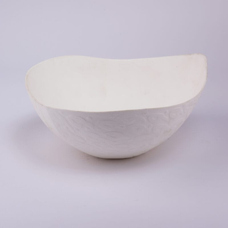 Idée Art Exclusive. White Ceramic Decorative Plate with Seashell Design. Medium Size