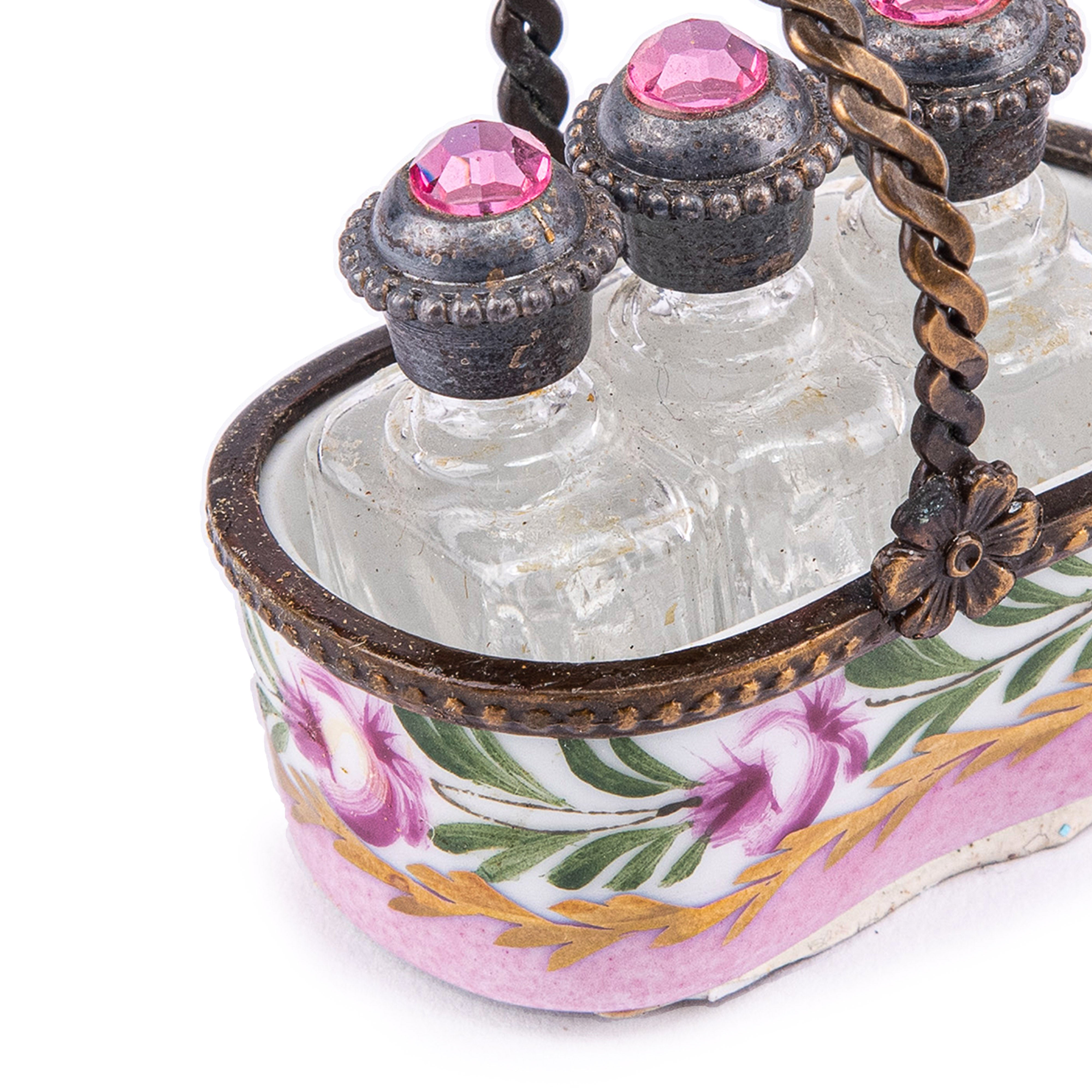 Idée Art Exclusive. Set of 3 Perfume Bottles in Pink Ceramic Basket. 3 ML