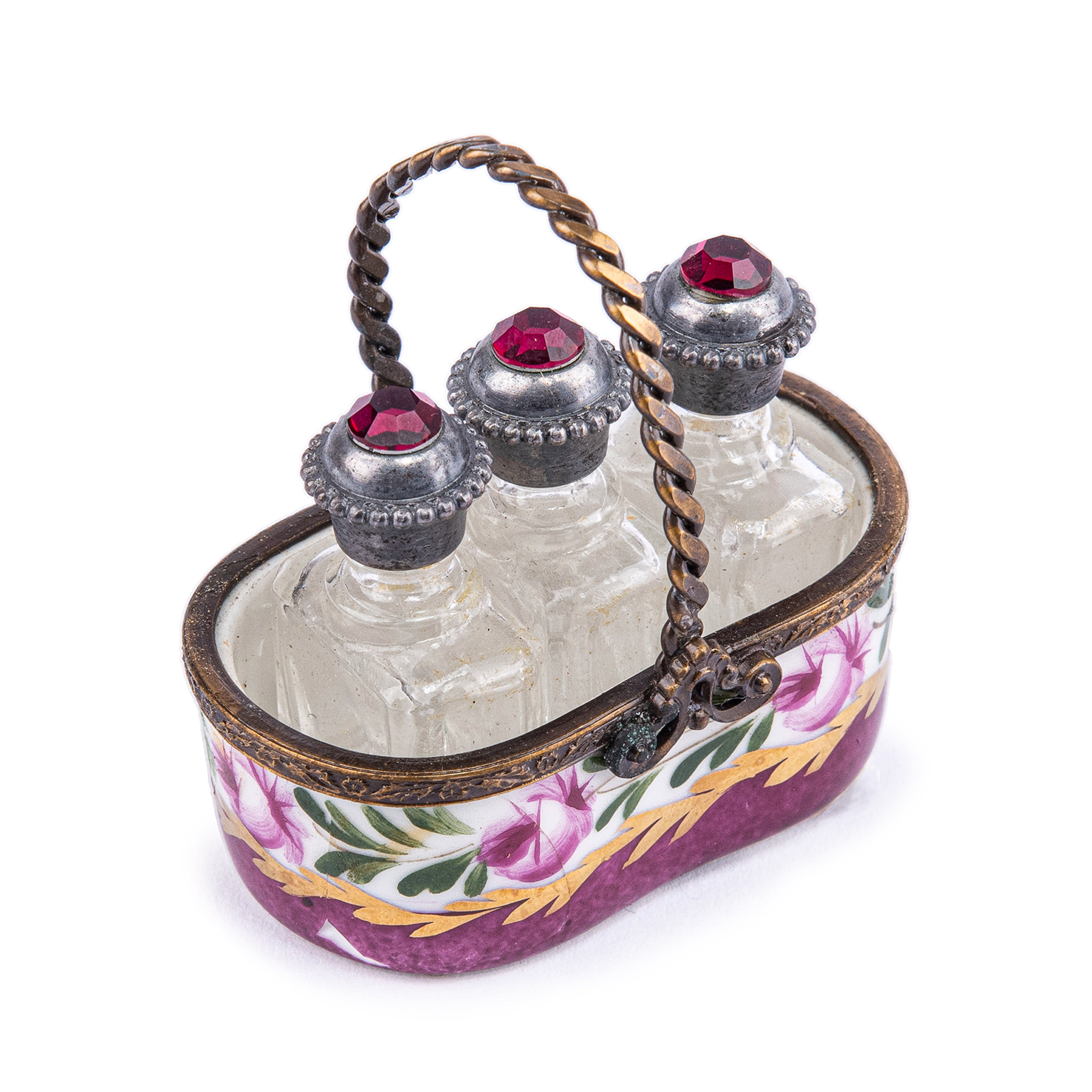 Idée Art Exclusive. Set of 3 Perfume Bottles in Purple Ceramic Basket. 3 ML
