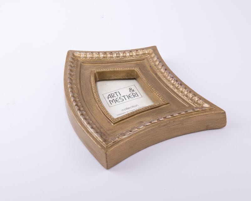 إطار صور جداري، قطعة حصرية لدى "فن الفكرة". متوسط الحجم