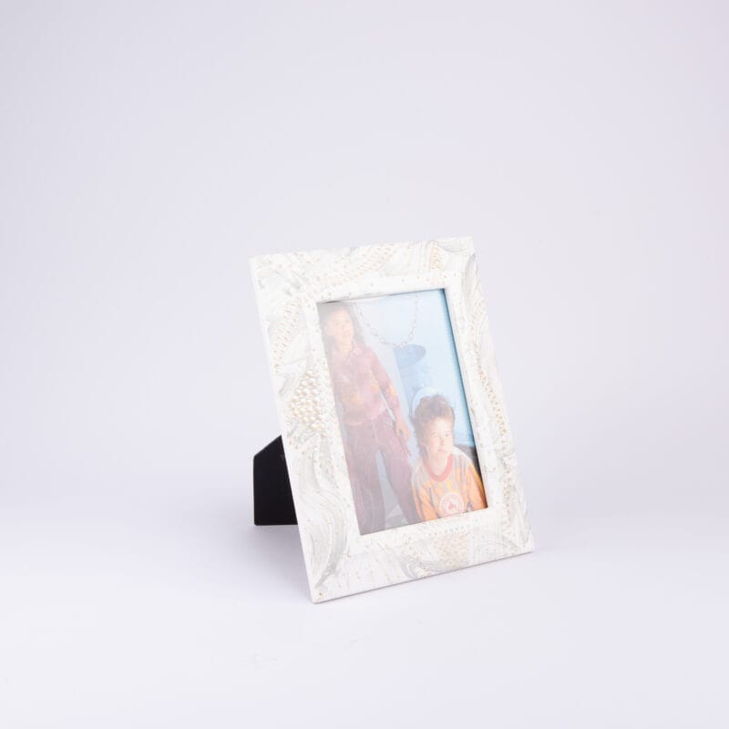 إطار صور مصنوع من الخشب باللون الرمادي والأبيض، قطعة حصرية لدى "فن الفكرة". متوسط الحجم