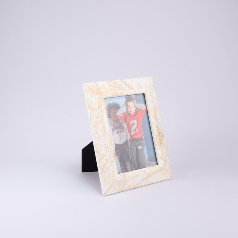 إطار صور مصنوع من الخشب باللون الأصفر والأبيض، قطعة حصرية لدى "فن الفكرة". متوسط الحجم