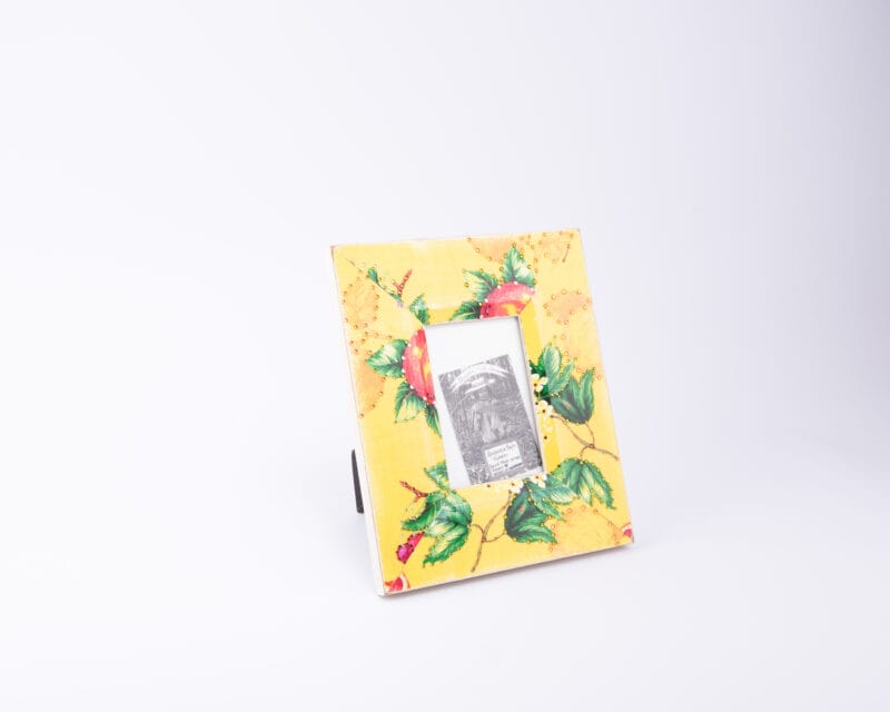 إطار صور مصنوع من الخشب مُرصع بكريستال سواروفسكي، قطعة حصرية لدى "فن الفكرة". متوسط الحجم