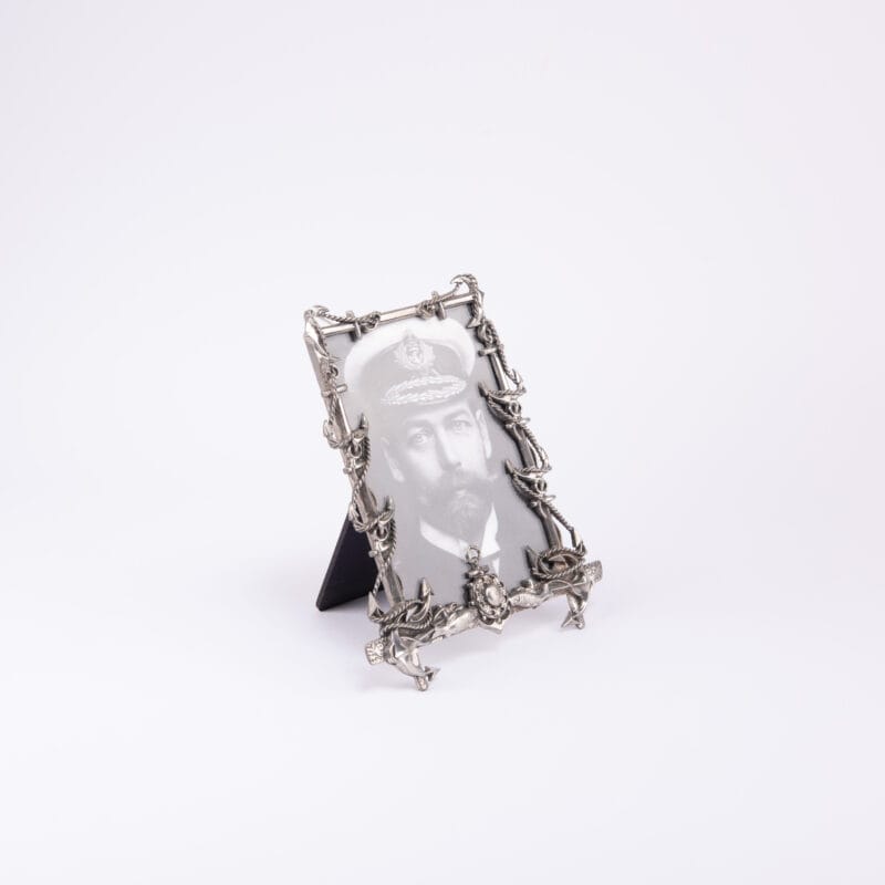 إطار صور مصنوع من المعدن الفاخر بتصميم مرساة، قطعة حصرية لدى "فن الفكرة". متوسط الحجم