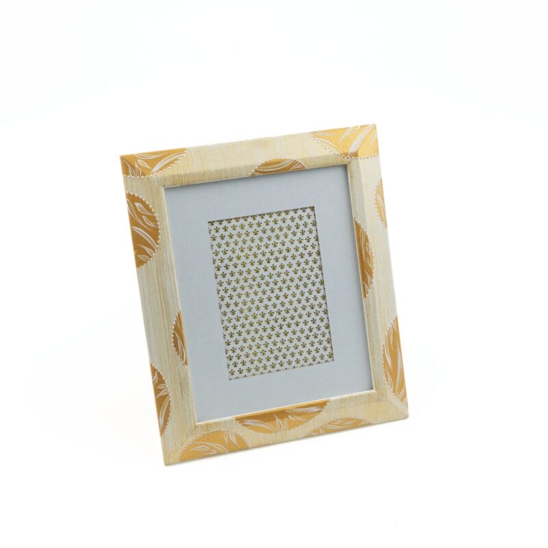 إطار صور خشبي باللون الأصفر، قطعة حصرية لدى "فن الفكرة". كبير الحجم
