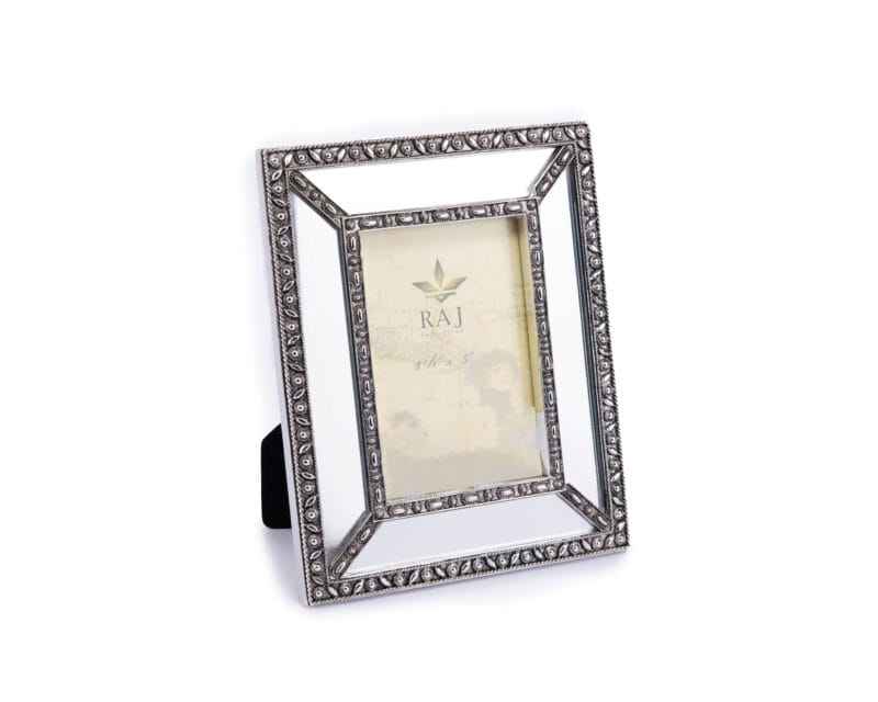 إطار صور مُزين بزخارف فضية، قطعة حصرية لدى "فن الفكرة". متوسط الحجم