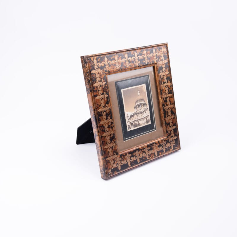 إطار صور خشبي مربع الشكل بتصميم محفور يدوياً، قطعة حصرية لدى "فن الفكرة". كبير الحجم