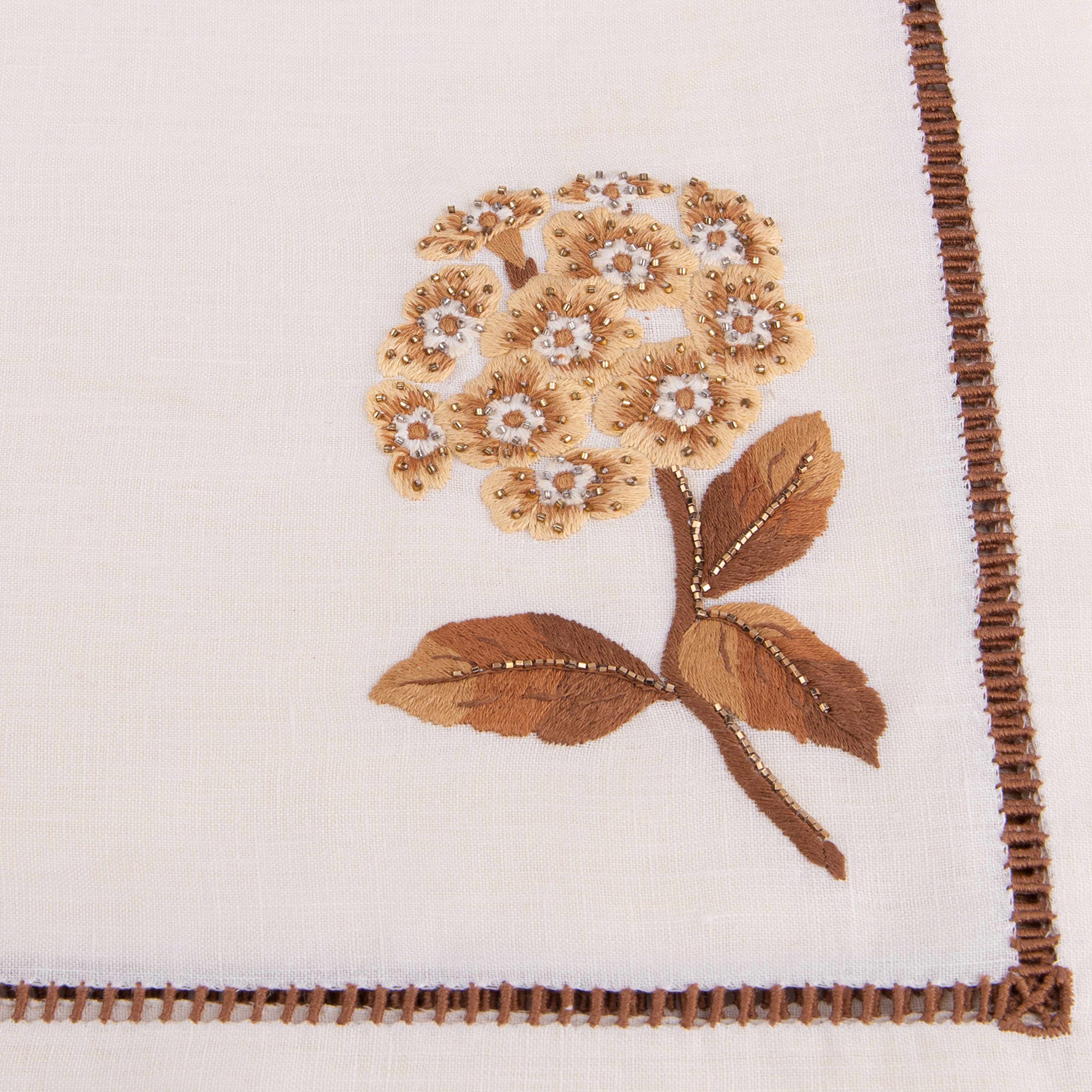 Jay Strongwater. A Set of 4 Dinner Napkins in Floral Design. Medium Size