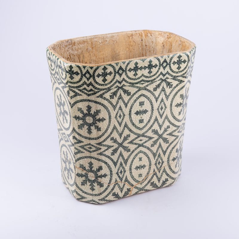 سلة مهملات مصنوعة يدوياً من الخشب الفاخر باللونين الأسود والأبيض من بولفيرماكر ديزاينز