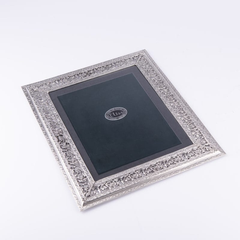 إطار صور باللون الفضي المُعتق مُزين بنمط الزهور المتشابكة من إلياس آرتميتال. حجم صغير