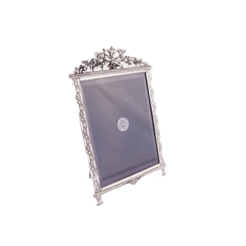 إطار صور فضي مزين بزهور ومشعل من إلياس آرتميتال