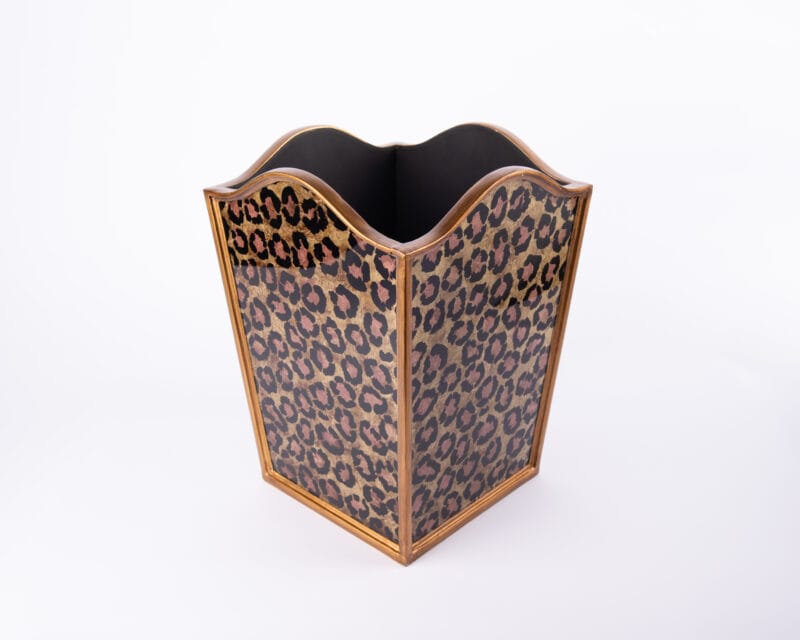 سلة مهملات بتصميم نمط الفهد من روبرت م. وايس بريزنتس. كبيرة الحجم