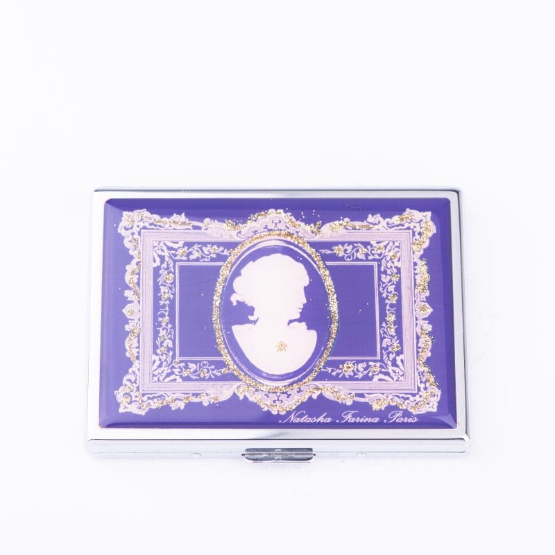 صندوق سجائر باللون البنفسجي بتصميم كلاسيكي من نتاشا فارين