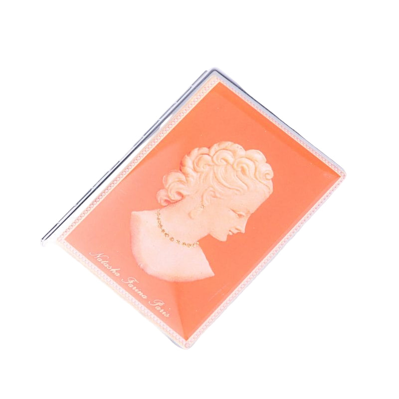 صندوق سجائر باللون البرتقالي بتصميم كلاسيكي من نتاشا فارين