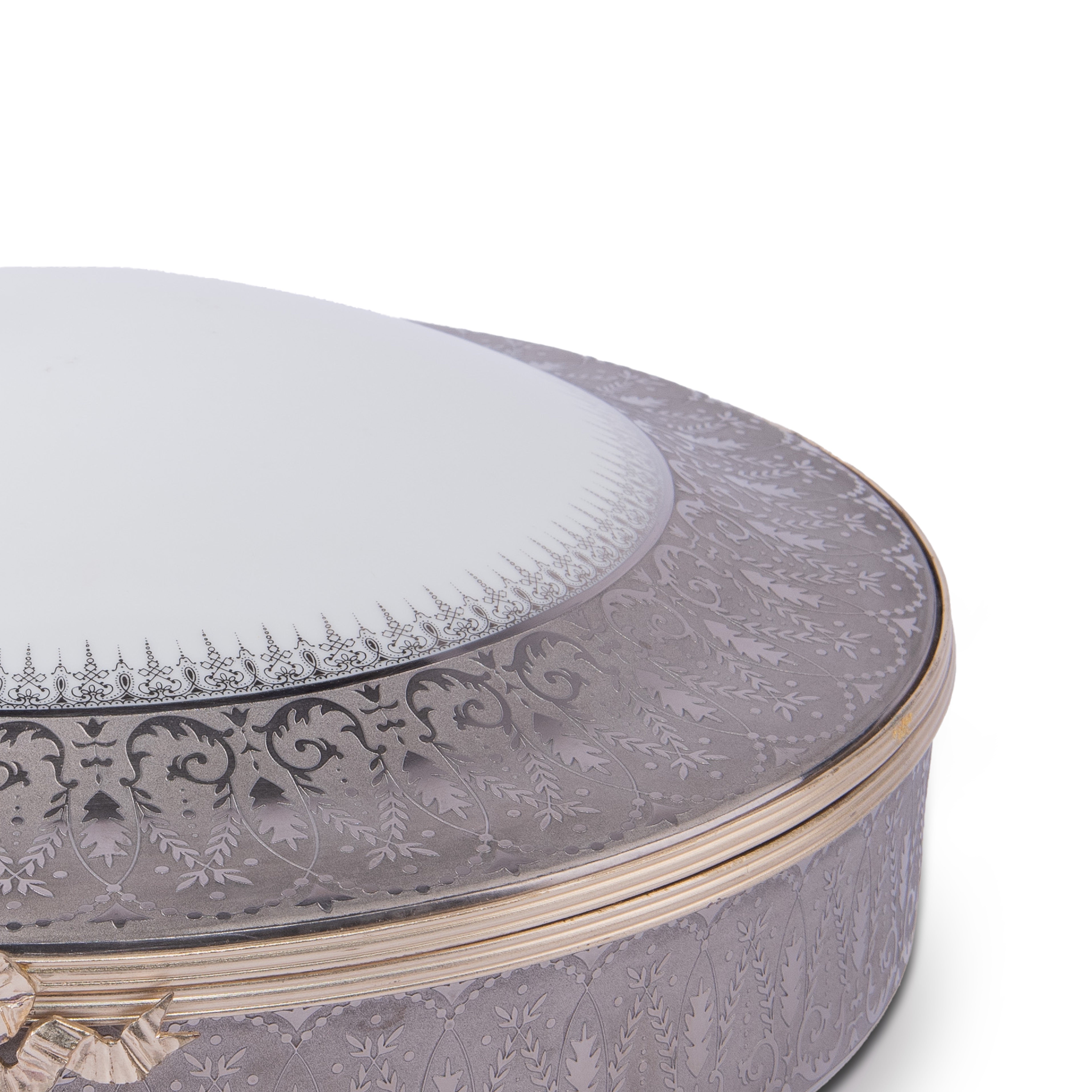 Porcelaine Carpenet. Porcelain Box Platinum Inlay. Large size