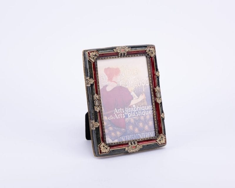 إطار صور عتيق باللونين الأسود والأحمر من سيلفيرادو