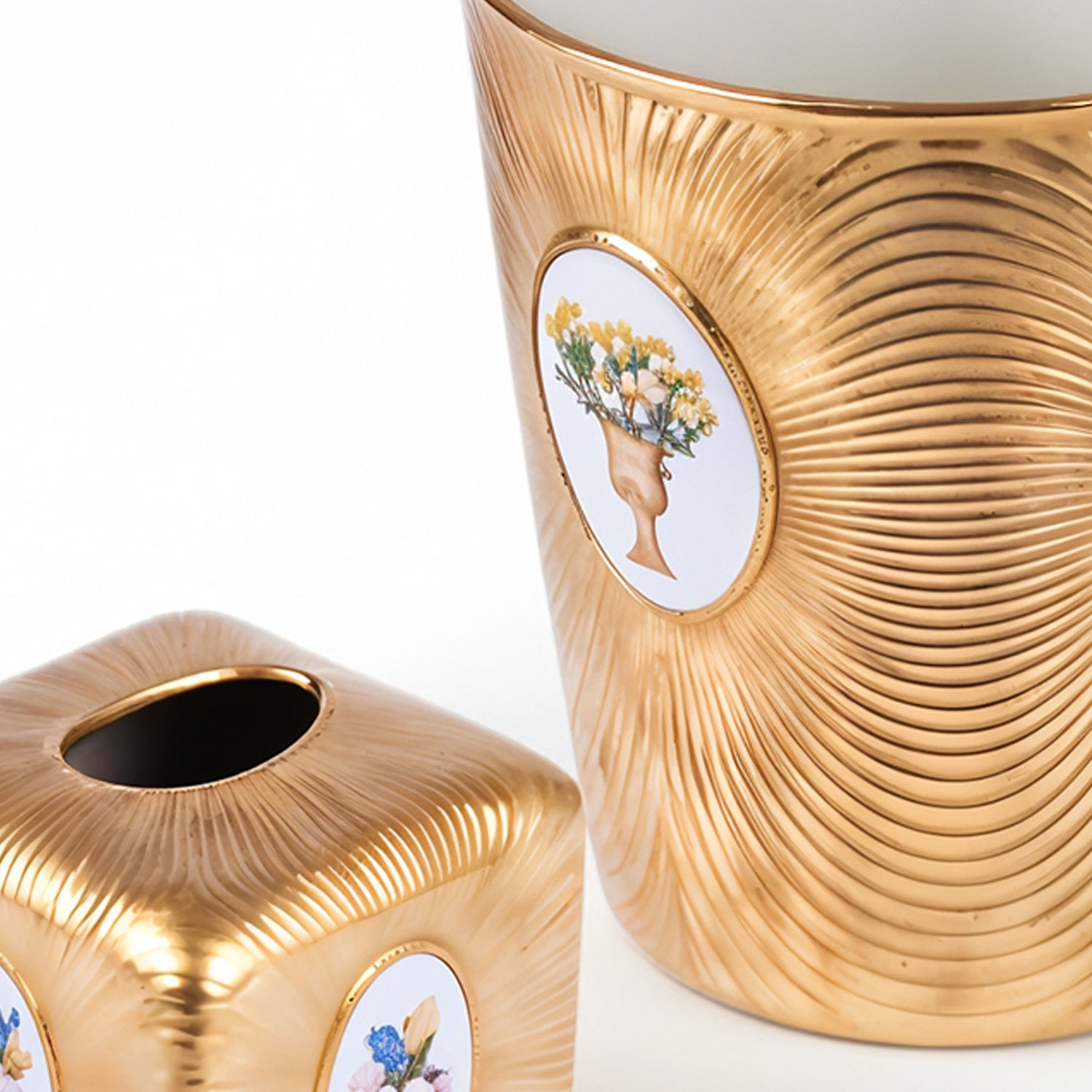 Villari. A set of Wastebasket & Tissue Box