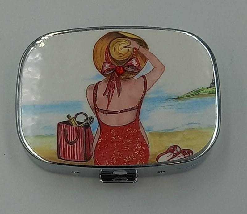Personalized Expressions. Pills' Case in a Lady on the Beach Design