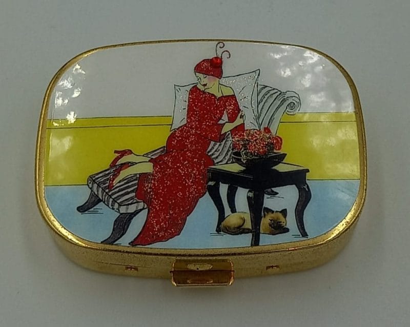 Personalized Expressions. Pills' Case with a Lady in Red