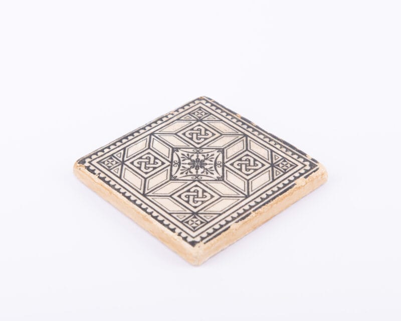 قاعدة أكواب بتصميم فسيفسائي من ذه ميتروبوليتان ميوزيام أوف آرت. صغيرة الحجم