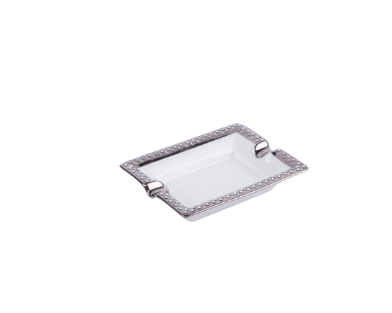 منفضة سجائر فضية مصنوعة من البورسلين ومرصعة بكريستال سواروفسكي من مانوفاكتشر دو موناكو. صغيرة الحجم.