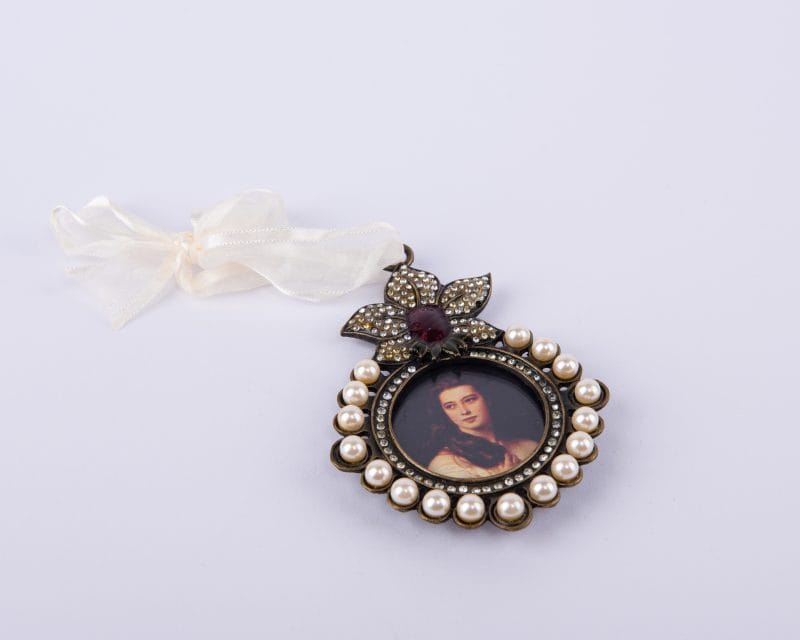 Chehoma. Picture Frame with Pearls. Small Size