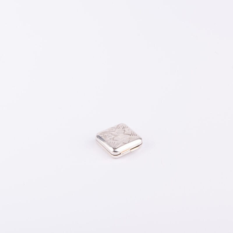 Zaramella Argenti. Sterling Silver Vintage Square Pill case with Floral Engravings. Small Size
