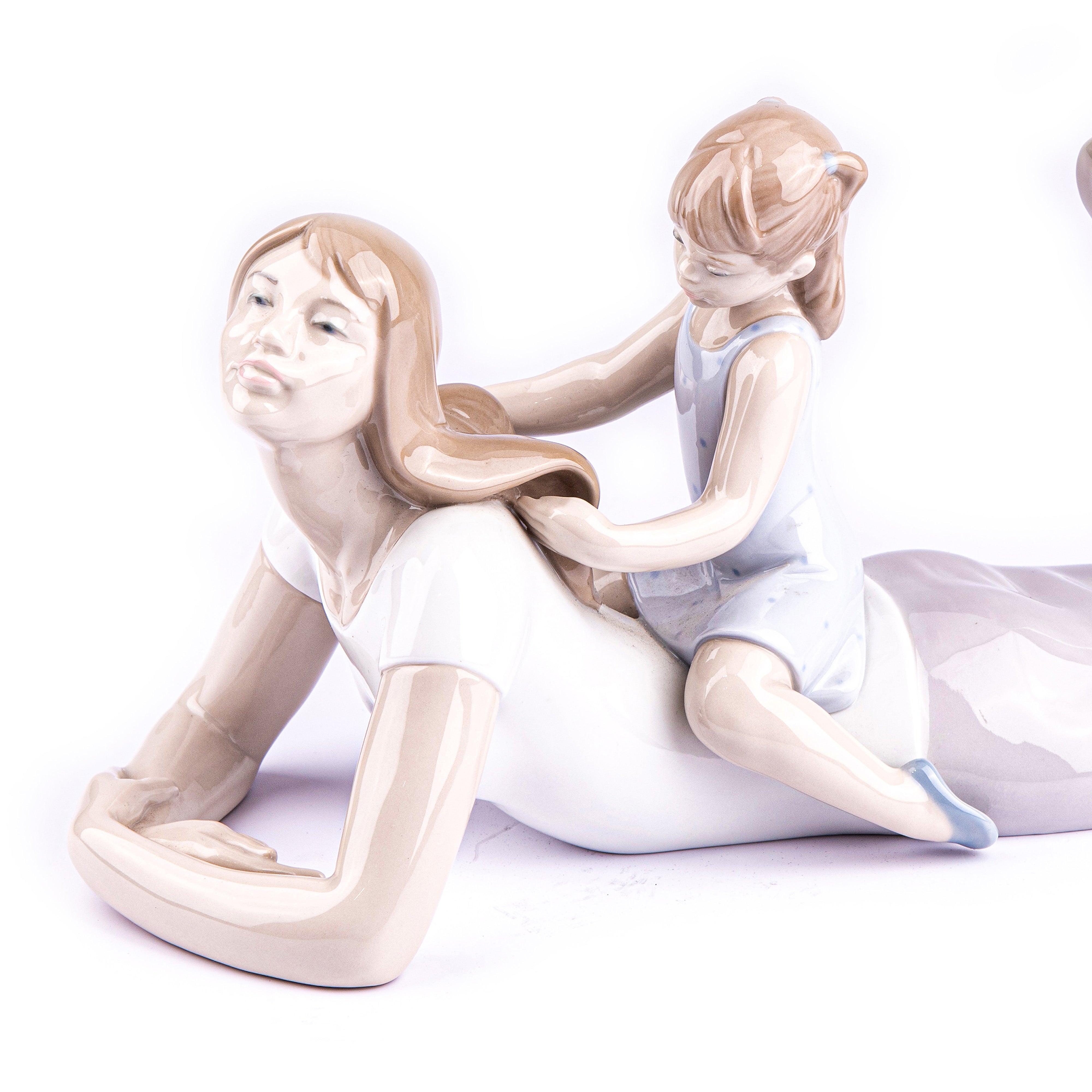 Lladró. Mother & Daughter Figurine. Large Size