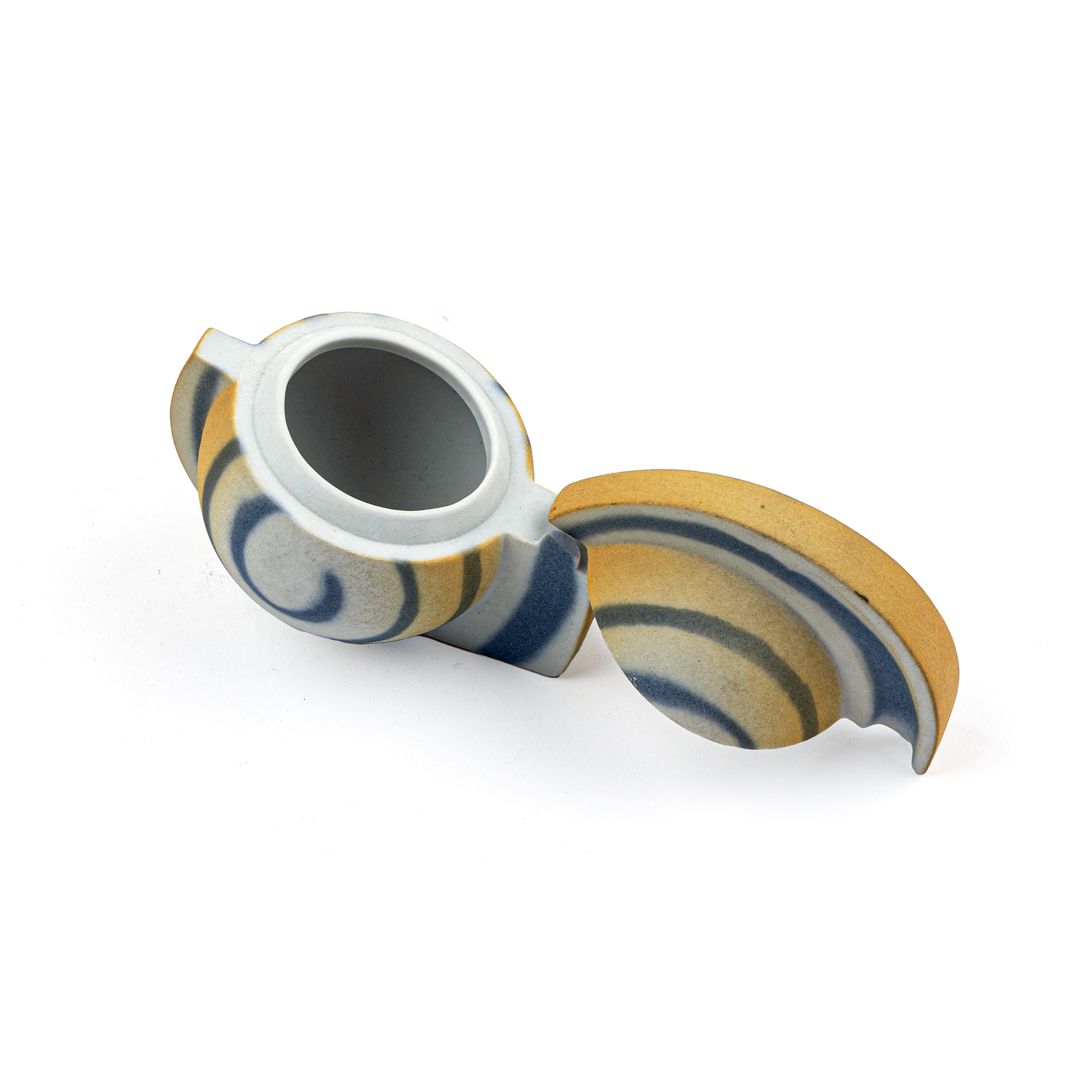 Idée Art Exclusive. Porcelain Box with Seashell Design. Small Size