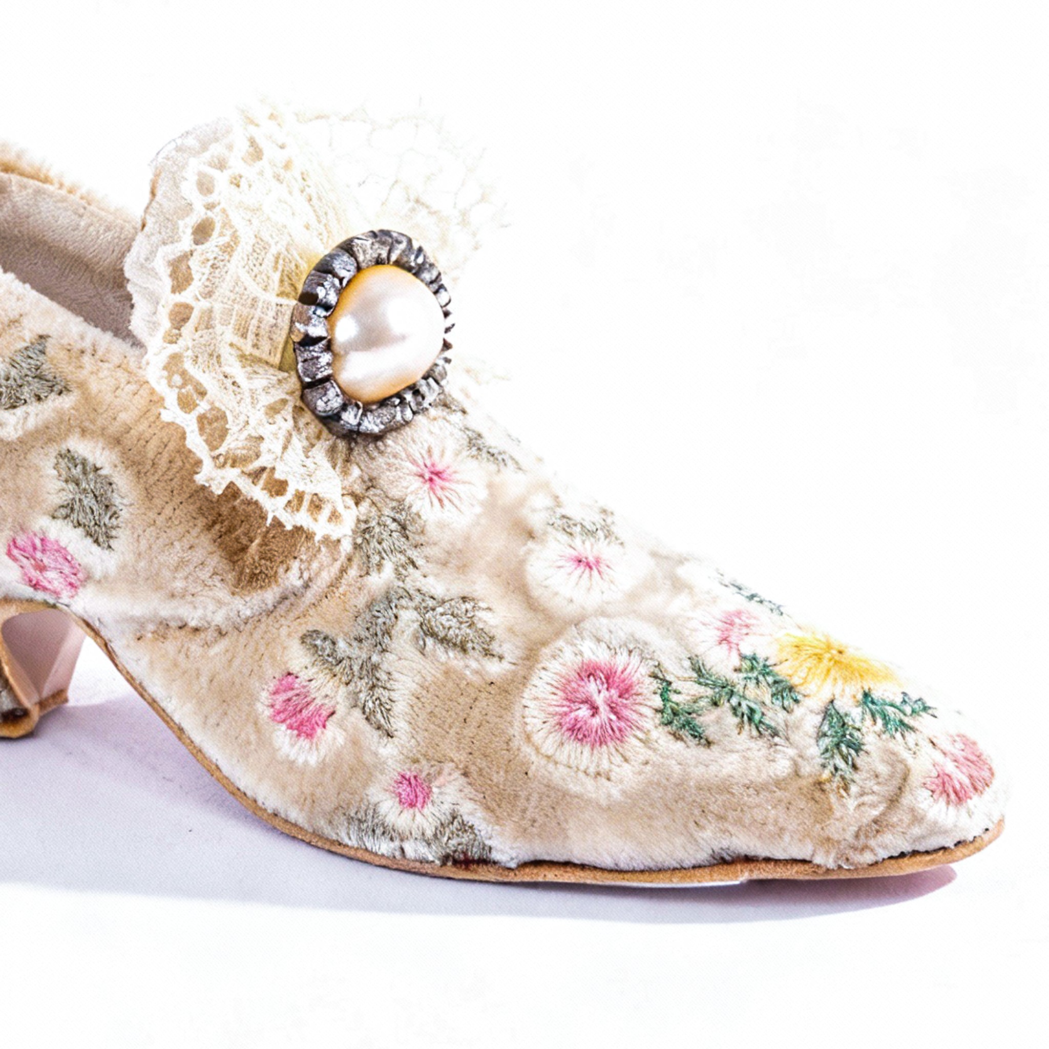 Idée Art Exclusive. Victorian Shoe Shaped Figurine. Small Size