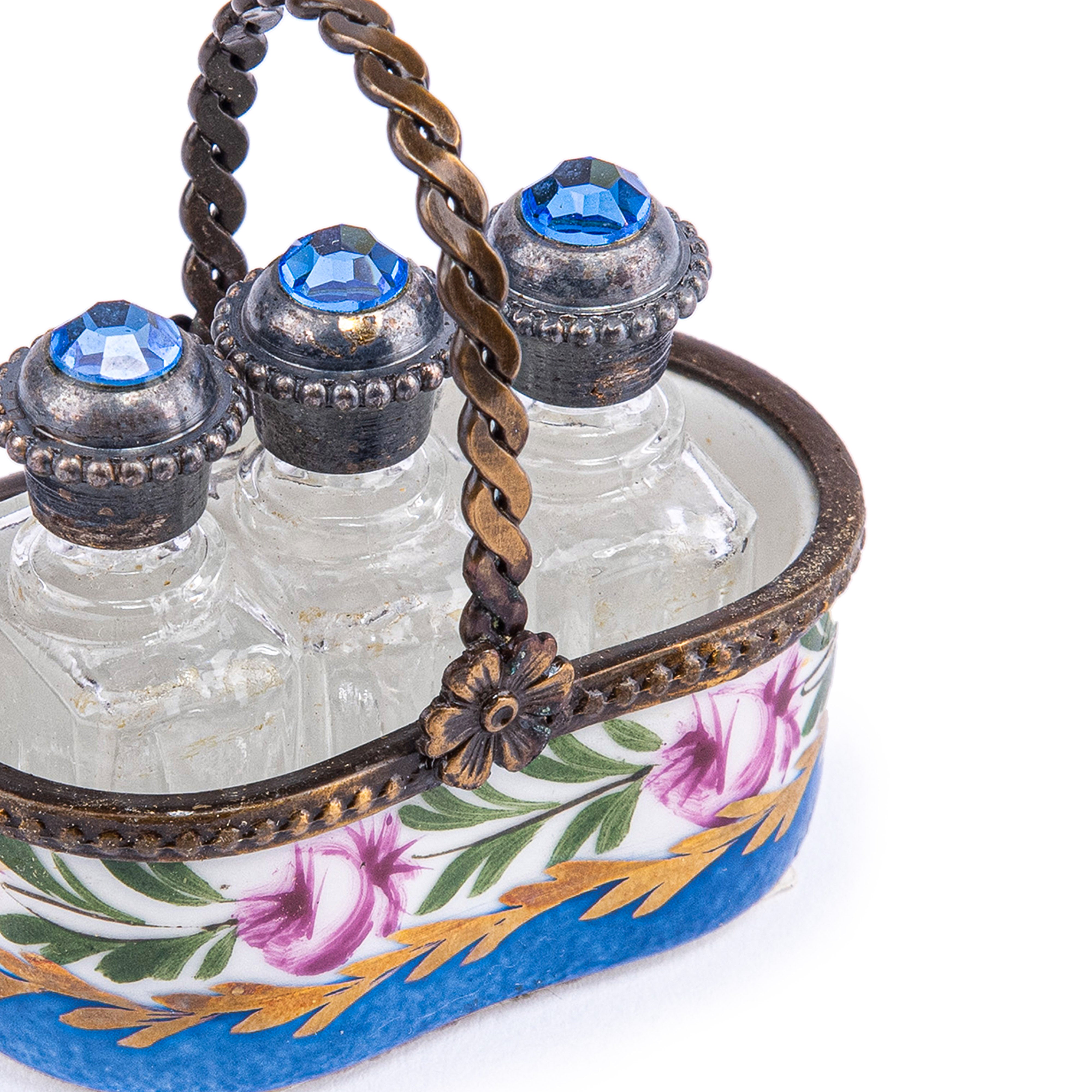 Idée Art Exclusive. Set of 3 Perfume Bottles in Blue Ceramic Basket. 3 ML