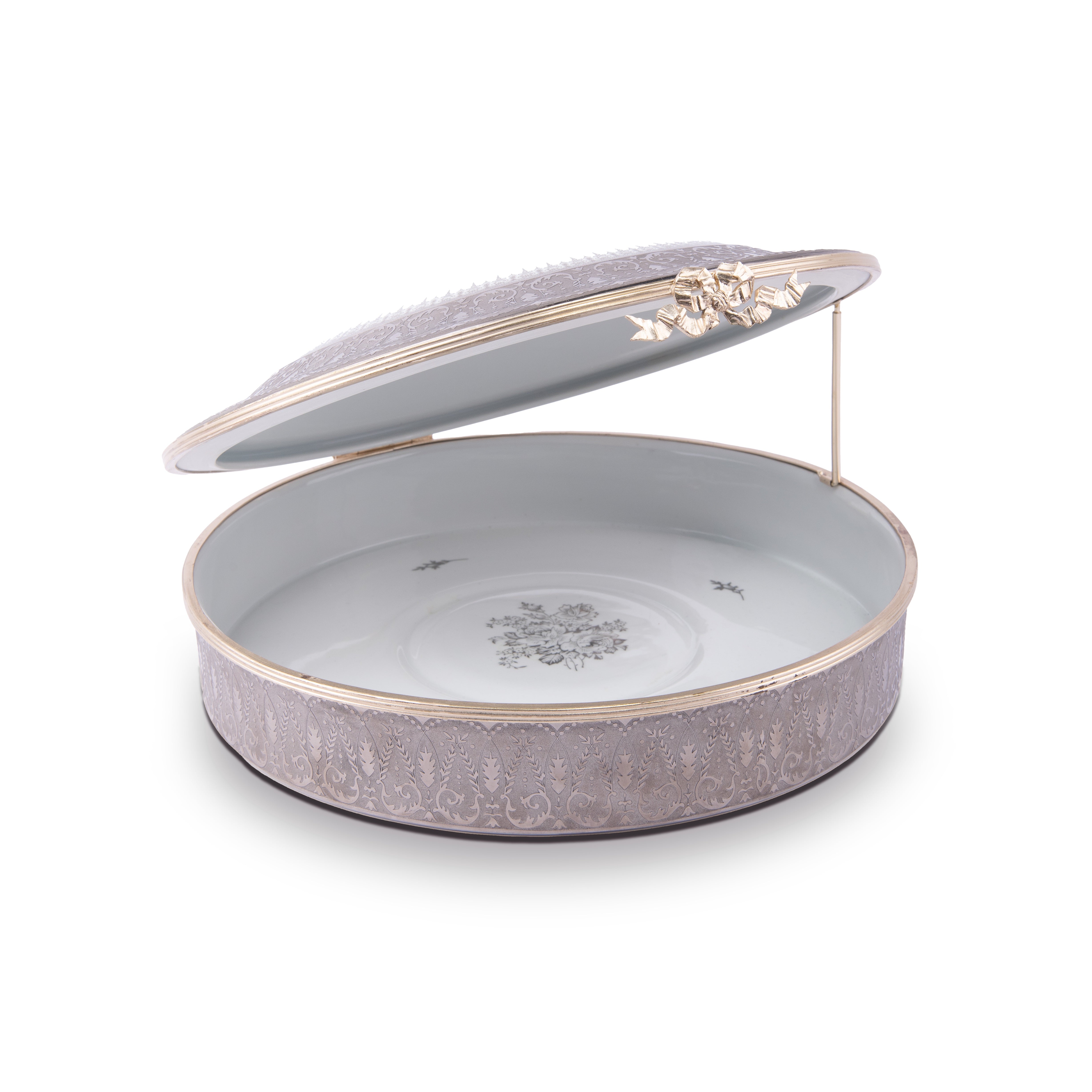 Porcelaine Carpenet. Porcelain Box Platinum Inlay. Large size