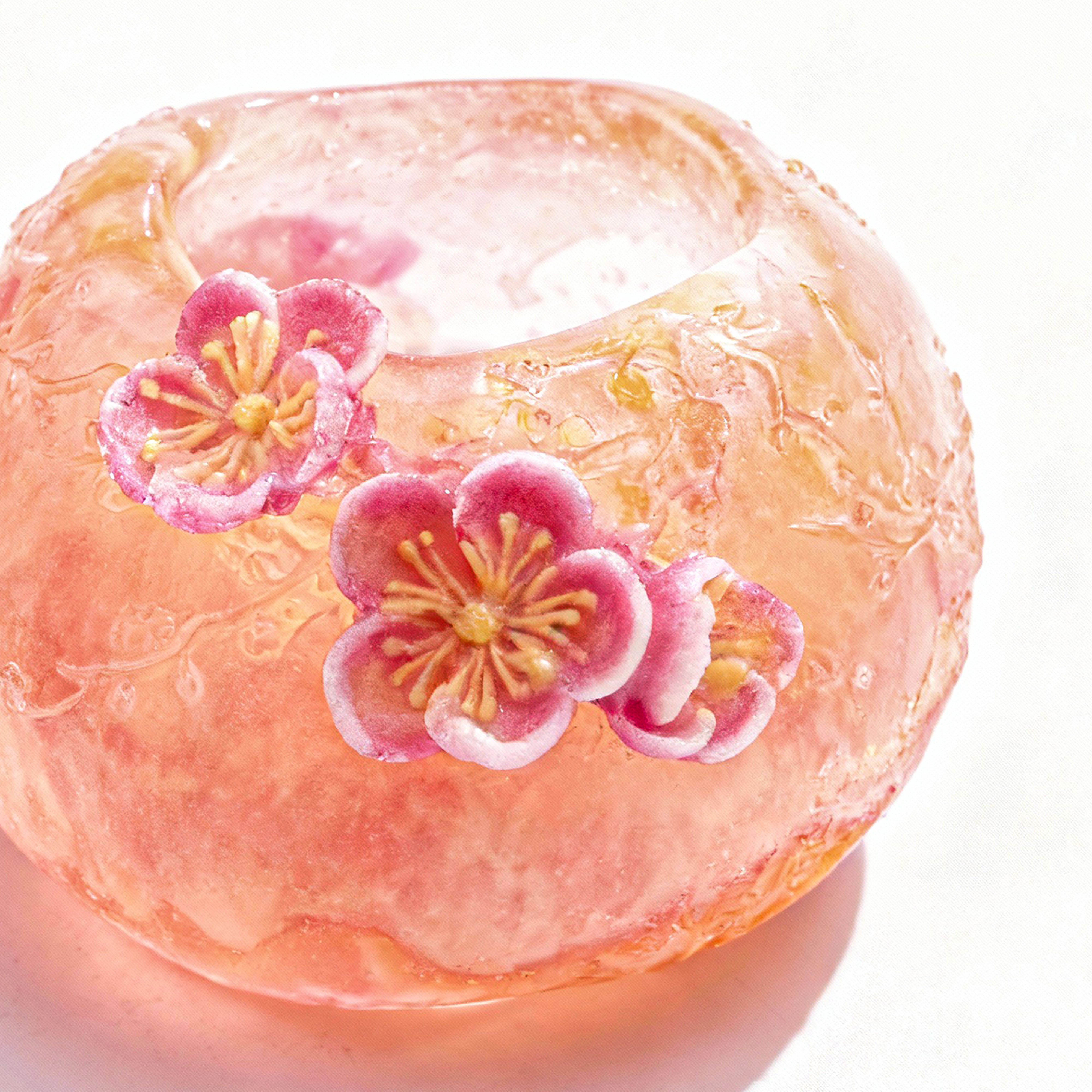 Liuligongfang Glass. Crystal Figurine Designed with Flowers. Small size